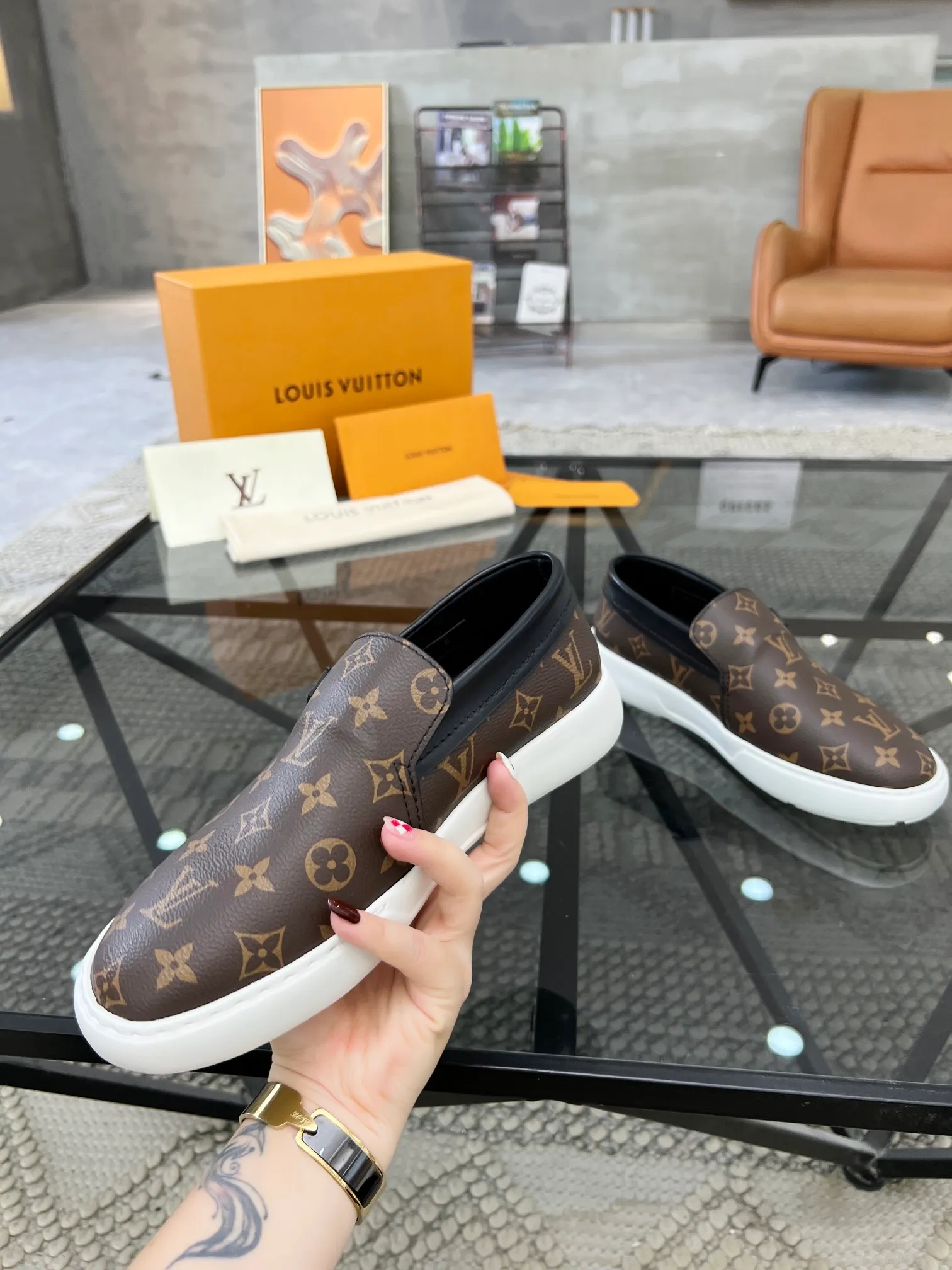 Factory price: 520💰 LV🔍Top purchasing agent🇮🇹 Road The most popular sneakers are available at the same time in the super popular sports shoe counters. The uppers are made of Italian original imported cowhide fabric. The classic and generous layout is a must-have for fashionistas. The complex craftsmanship is perfectly reproduced. The imported soft water-dyed cowhide lining is padded. The soles are: original soles specially provided by the factory. The exclusive foamed molded soles are super comfortable. The original factory follows the order. 🔍🔍High quality. You can go in and out of the counter at will. Welcome to compare. Size 39-45 (38 can be ordered)